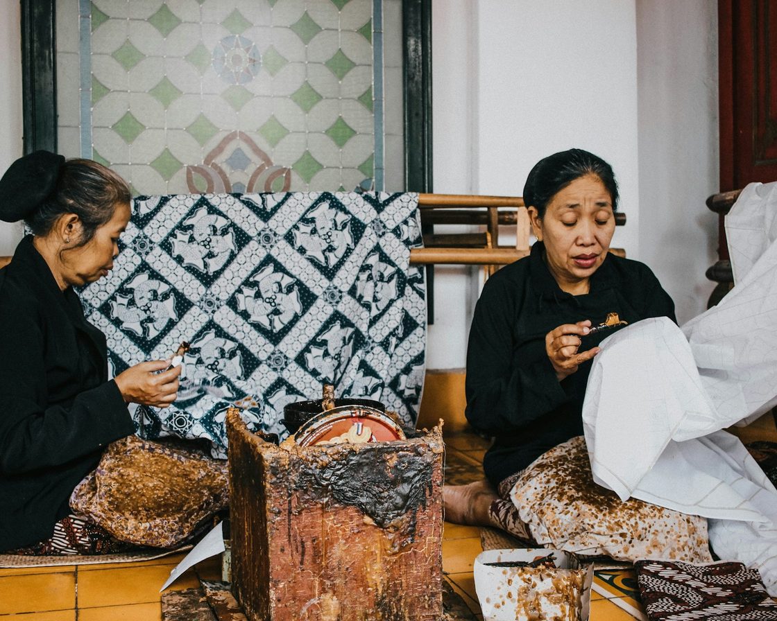 Dua perempuan pengrajin batik bekerja di bengkel, contoh usaha yang punya daftar kewajiban pajaknya sendiri