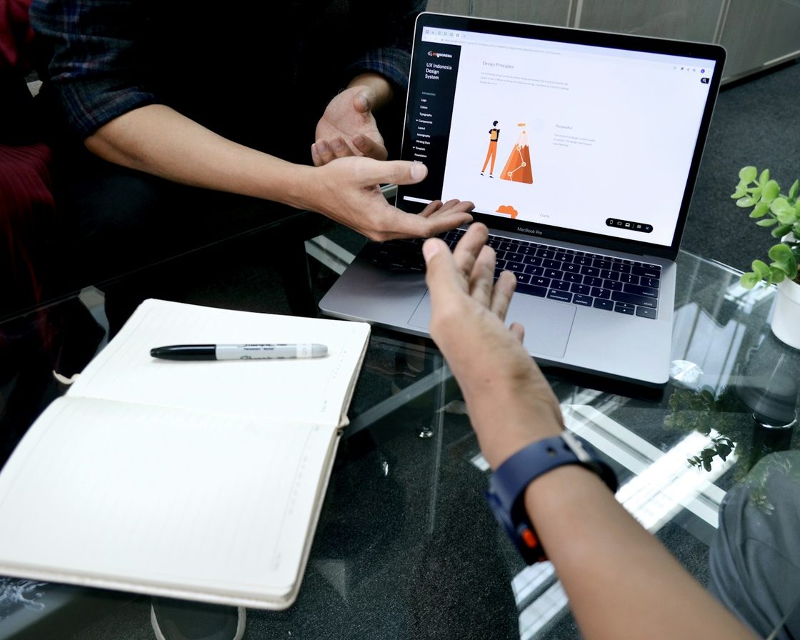 Tangan menunjuk layar laptop saat membahas pekerjaan jasa yang dipotong PPh 23