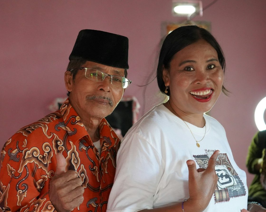 Pasangan pemilik usaha, pria berbatik dan berpeci, contoh status PTKP kawin