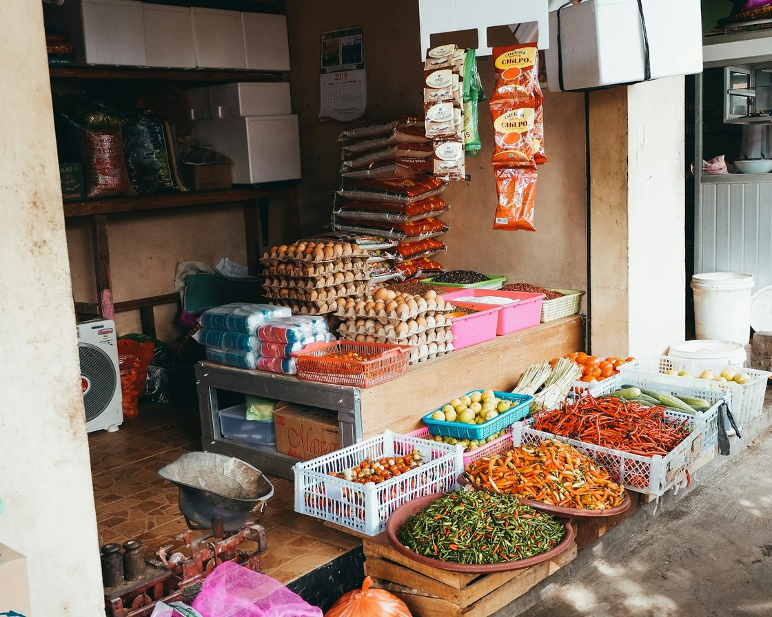 Rak dagangan warung kelontong berisi aneka barang kena pajak