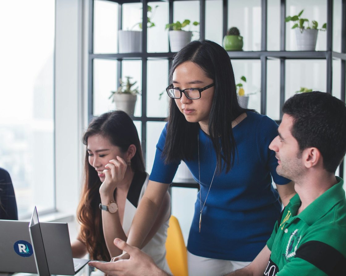 Tim keuangan menelaah layar laptop bersama sebelum melaporkan SPT badan