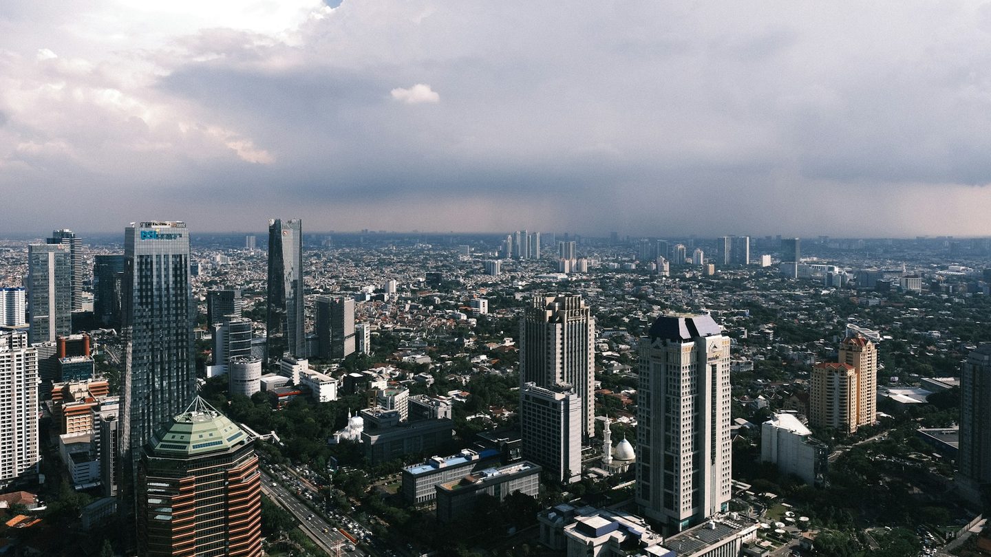 Pemandangan udara Jakarta di bawah langit mendung, gambaran tahun pajak 2026 yang berubah