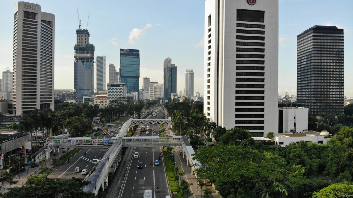 Jalan protokol Jakarta dengan gedung perkantoran, tempat banyak CV dan PT berkantor