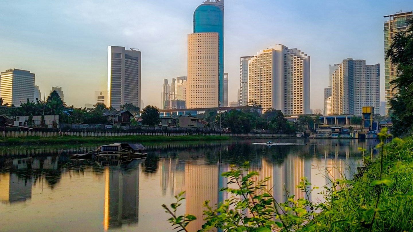 Gedung-gedung Jakarta dipantulkan air di sore hari